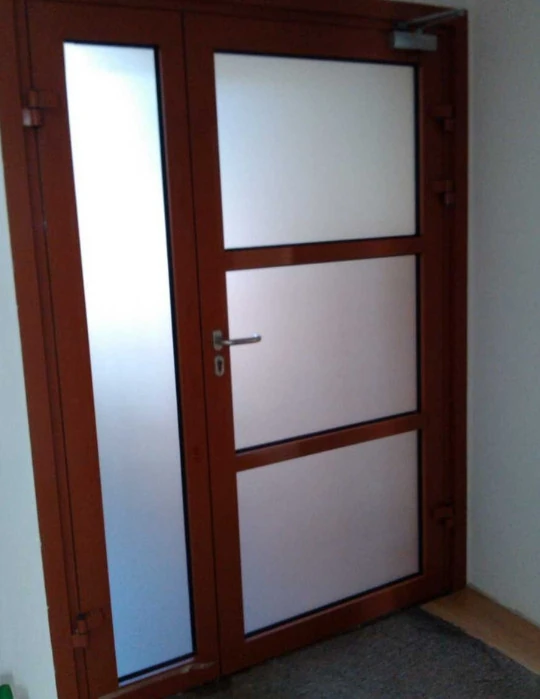 folia mleczna na drzwiach wejsciowych prywatnosc w mieszkaniu