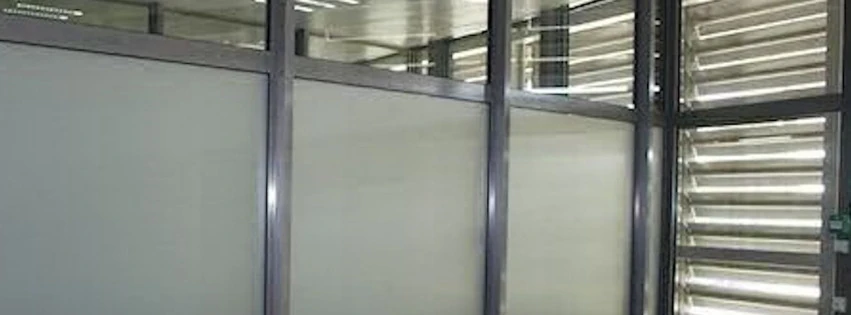 folie dekoracyjne matowe na duzych przeszkleniach w nowoczesnym wnetrzu