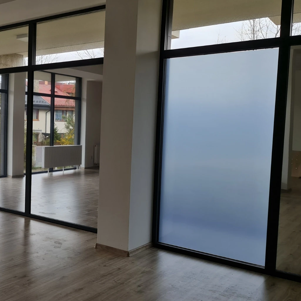 folie matowe na scianach szklanych w biurze prywatnosc