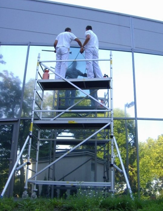 montaż folii okiennych na dużych przeszkleniach w budynku